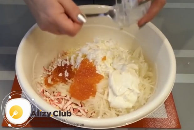 Заправляем блюдо майонезом.