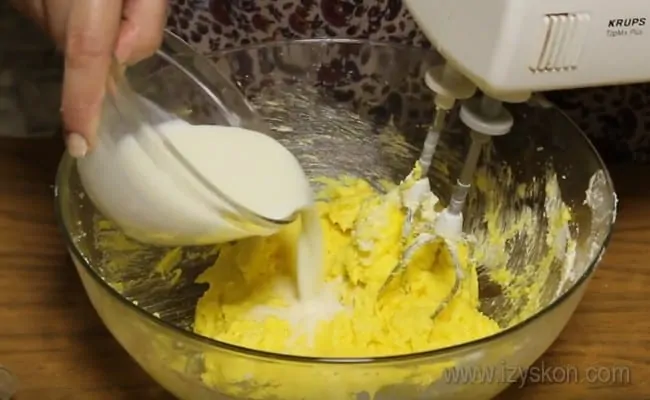 'Затем вливаем молоко и продолжаем взбивать тесто для торта