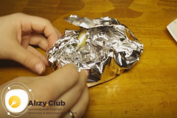 Заворачиваем рыбу в фольгу.