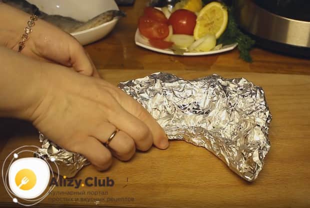 Заворачиваем скумбрию в фольгу.