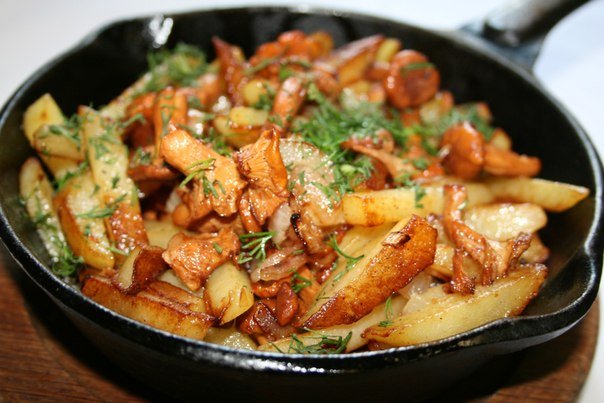 Жареные лисички с картофелем и луком
