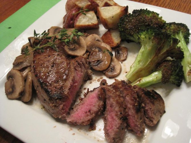 жарка мяса на сковороде гриль