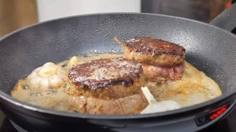 жарятся стейки